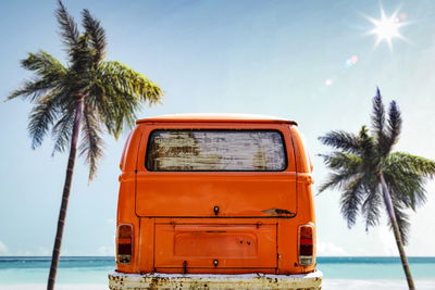 Ljuddämpande tavla - Retro car between palm trees