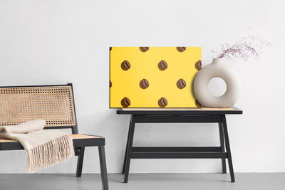 Ljuddämpande tavla - Coffee beans on a yellow