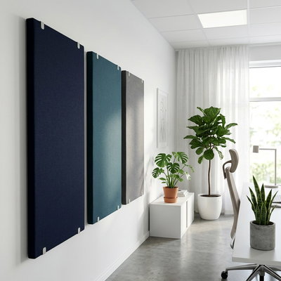 Siniset SilentDirect PES Wall Fabric -äänieristyspaneelit asennettuna toimistoon