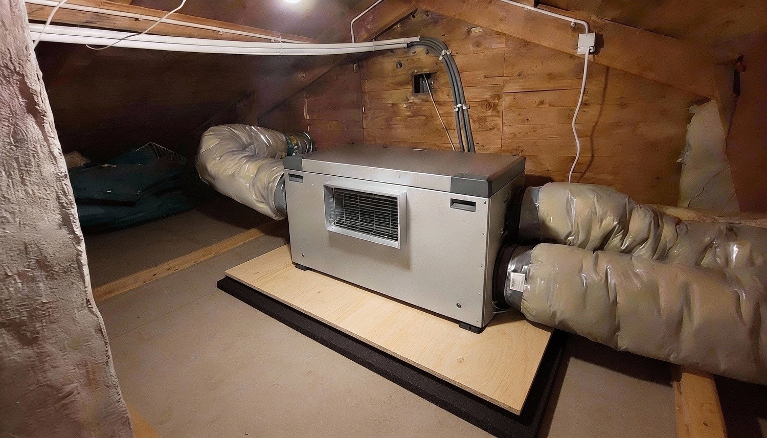 FTX-aggregat i ventilationsrum med ljudisolering, ljudabsorbering och vibrationsdämpning