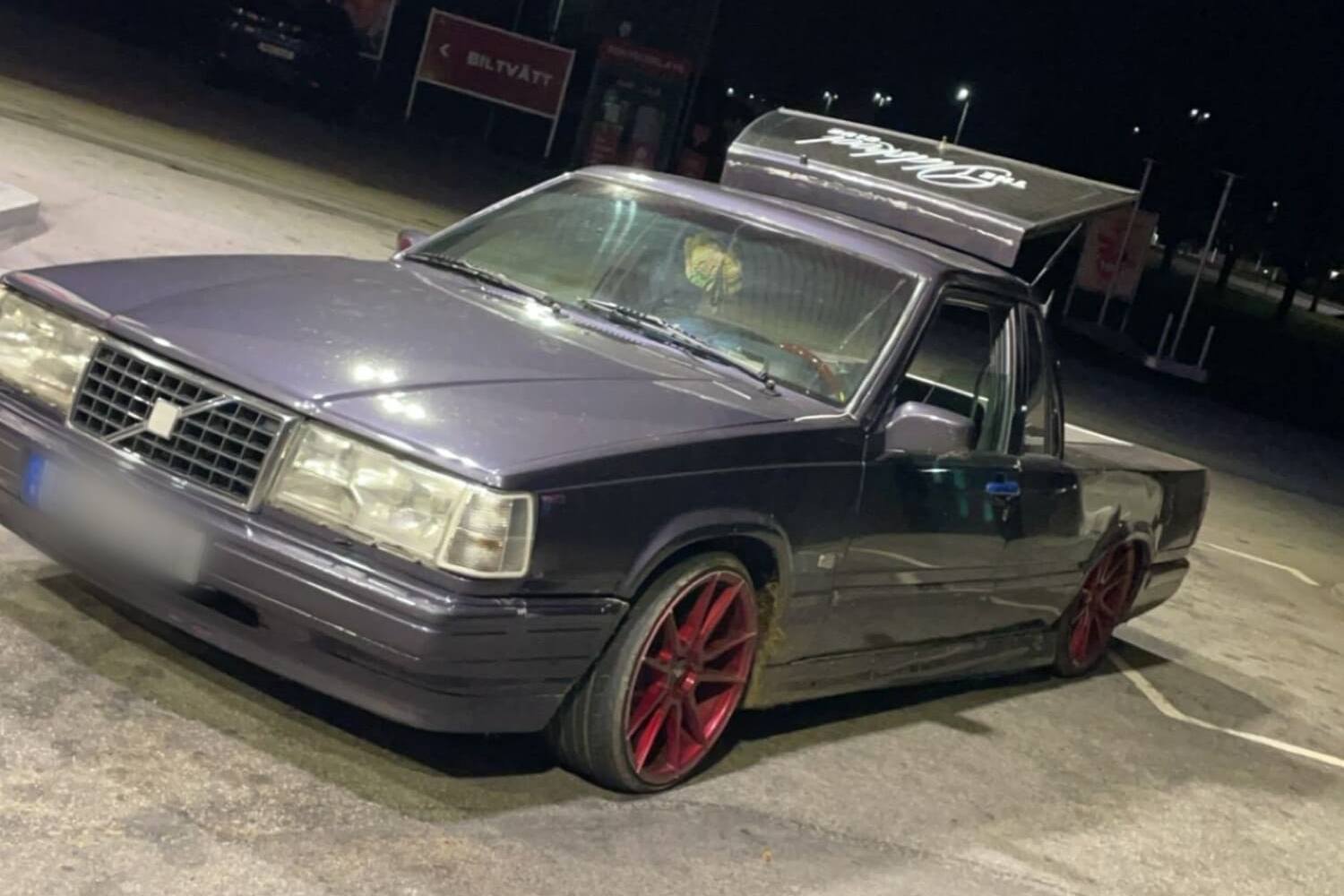 A-traktor parkerad utomhus inför ljudisolering för minskat väg- och motorljud