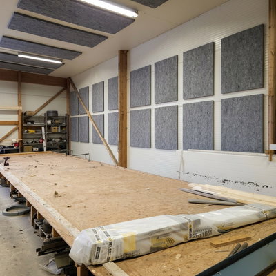 SilentDirect PES Wall Industry väggabsorbenter 50 mm monterade i industrilokal