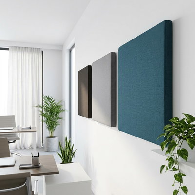 Seinälle asennetut siniset ja vihreät SilentDirect PES Wall Fabric -äänieristyslevyt