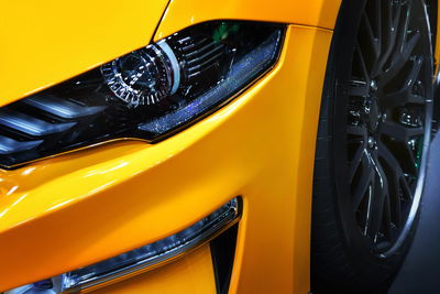 Ljuddämpande tavla - Front of a yellow sports car