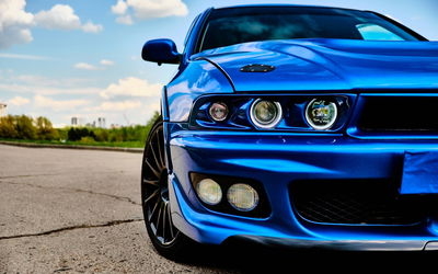 Ljuddämpande tavla - Front of a blue sports car