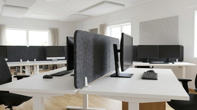 Bulletin Desk Screen monterad på skrivbord för avskärmning och ljudabsorbering