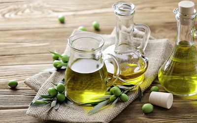 Ljuddämpande tavla - Olive oil with green olives