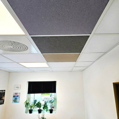 SilentDirect PES Fabric 592x592 -kattoäänieristyslevyt, harmaana, beigenä ja ruskeana, asennettuina alakattoon