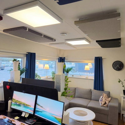 Toimistoympäristössä työpisteiden yläpuolelle asennetut kattopaneelit