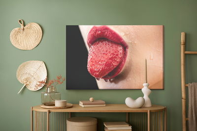 Ljuddämpande tavla - A woman with a strawberry