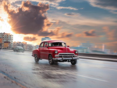 Ljuddämpande tavla - Historic car on the road