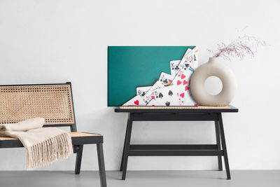 Ljuddämpande tavla - A scattered deck of cards