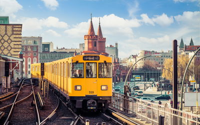 Ljuddämpande tavla - Yellow train in berlin