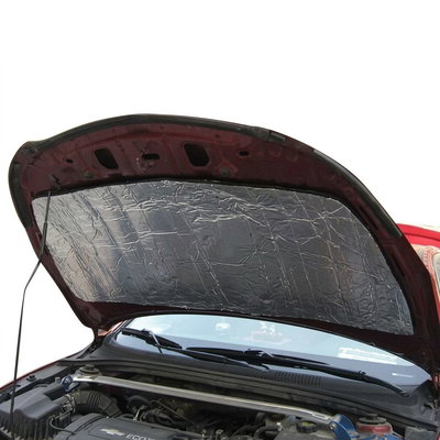 SilentDirect Hood ljudisolering monterad under motorhuv