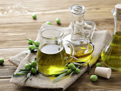 Ljuddämpande tavla - Olive oil with green olives