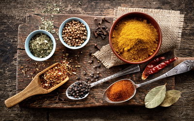 Ljuddämpande tavla - Board with various spices