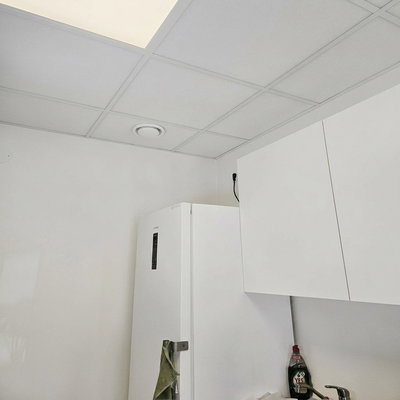 SilentDirect PES 592x592 asennettuna kattorakenteeseen keittiön kalusteiden yläpuolelle