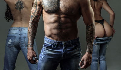 Ljuddämpande tavla - Tattooed man with women