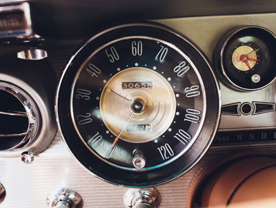 Ljuddämpande tavla - The dashboard in an old car