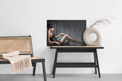 Ljuddämpande tavla - Woman on the couch