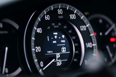 Ljuddämpande tavla - Modern car speedometer