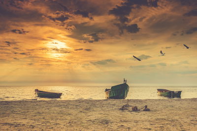 Ljuddämpande tavla - Boats on the beach at sunset