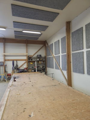 Industribygning med SilentDirect PES Wall Industrielle vægabsorbenter installeret for forbedret akustik