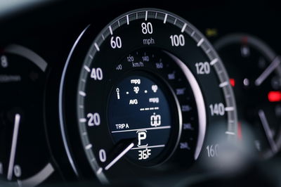 Ljuddämpande tavla - Modern car speedometer