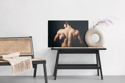 Ljuddämpande tavla - A couple in a loving embrace