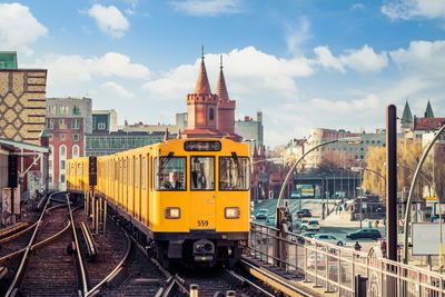 Ljuddämpande tavla - Yellow train in berlin