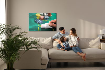 Ljuddämpande tavla - A close-up of a game of poker