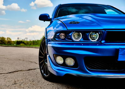 Ljuddämpande tavla - Sporty blue car and nature