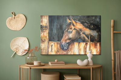 Ljuddämpande tavla - A horse in the yard