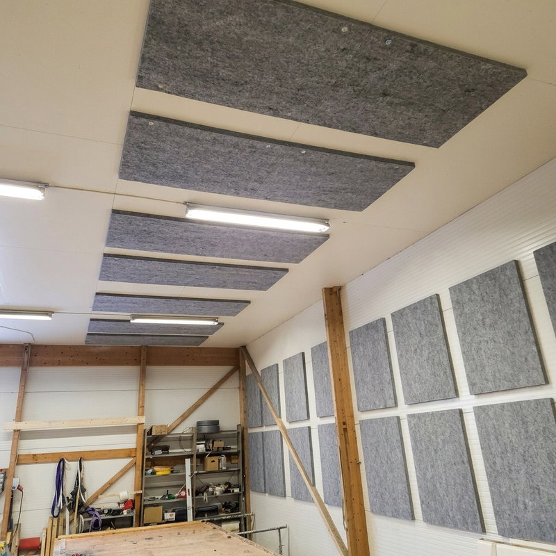 SilentDirect PES Ceiling Industry takabsorbenter 50 mm monterade i industrilokal