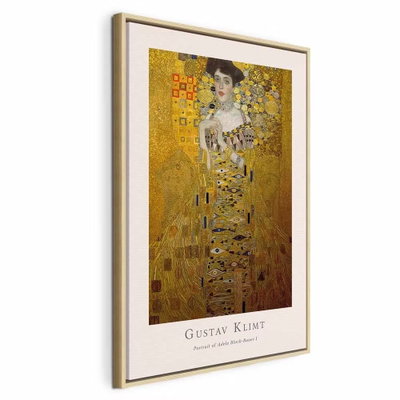 Gustav klimt portrait of – naturfärgad ram. Ett kvinnoporträtt omges av täta guldfärgade geometriska former med en ljus tryckt marginal.