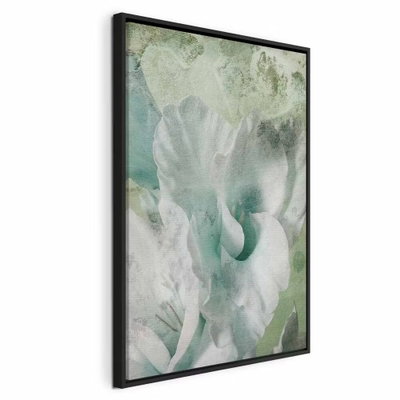 Mint fog vertical – svart ram. Ljusa blomformer och skira gröna blad överlappar varandra mot en mjukt mintgrön och grå botten.