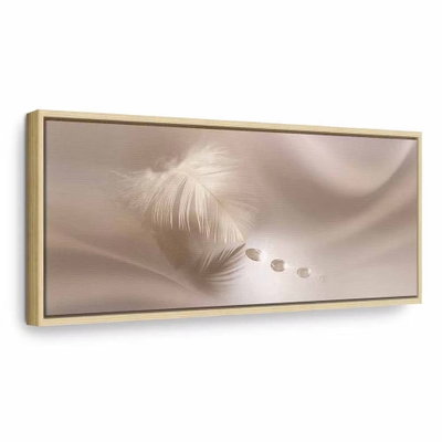 Delicate feather – naturfärgad ram. En liten ljus fjäder och några runda detaljer ligger över böljande, varmt beige skuggor i ett smalt panorama.