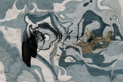 Marbled reflection wide – motivvy. Ljusgrå, blågröna och mörka färgfält bildar ett tätt, böljande marmorerat motiv.
