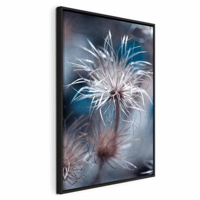 Plant in blues vertical – svart ram. En tunn växt med spretiga, ljusa frötrådar framträder mot en oskarp mörkblå och grå bakgrund.