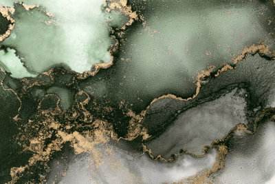Green watercolour – motivvy. Djupa gröna och grågröna fält möter ljusa öppningar och guldfärgade ådror i ett abstrakt tryckmotiv.