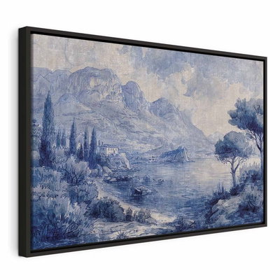 Blue bay italian landscape – svart ram. Berg, träd, byggnader och en stilla vik återges med fina blå linjer på en ljus, texturerad botten.