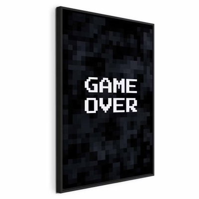 Pixel game over – svart ram. Vit pixeltypografi med orden GAME OVER ligger på en nästan svart, rutig bakgrund.