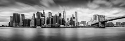 New york stylish city – motivvy. Skyskrapor och en bro speglas i stilla vatten under en strimmig, grå himmel.