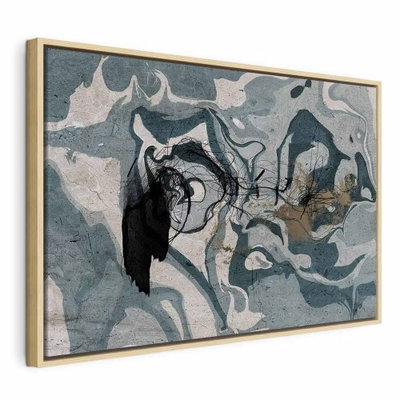 Marbled reflection wide – naturfärgad ram. Ljusgrå, blågröna och mörka färgfält bildar ett tätt, böljande marmorerat motiv.