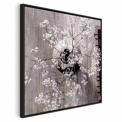 Dried flowers square – svart ram. Skira vita blommor och mörka, hjärtformade detaljer framträder mot en gråbrun, lodrätt träliknande bakgrund.