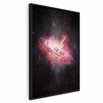 Lonely galaxy vertical – svart ram. En lysande rosa galaxliknande form omges av många små stjärnor på en mörk bakgrund.