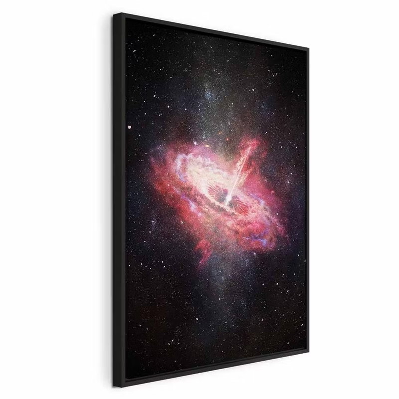 Lonely galaxy vertical – svart ram. En lysande rosa galaxliknande form omges av många små stjärnor på en mörk bakgrund.