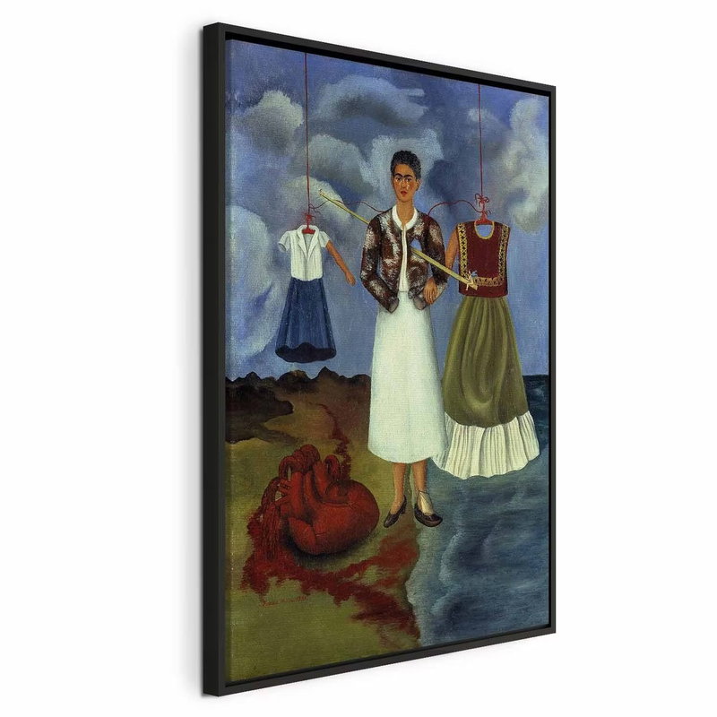 Frida kahlo memory – svart ram. En mörkhårig kvinna står mellan två upphängda dräkter under en blågrå, molnig himmel.