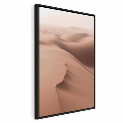 Sandy space vertical – svart ram. Mjuka sanddyner bildar böljande linjer i dämpat rosa och varmt beige med tunna skuggor.