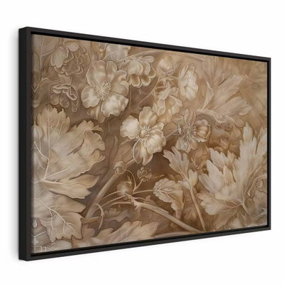 Floral ornaments carved in – svart ram. Täta blommor och blad bildar ett brunt, skulpterat utseende med tydliga skuggor. Reliefverkan finns i tryckmotivet.